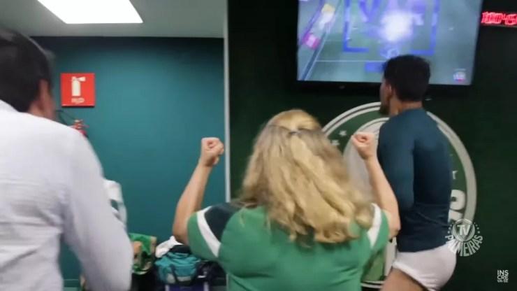 Gustavo Gómez vê jogo do Palmeiras pela TV do vestiário do Allianz Parque e comemora — Foto: Reprodução/TV Palmeiras