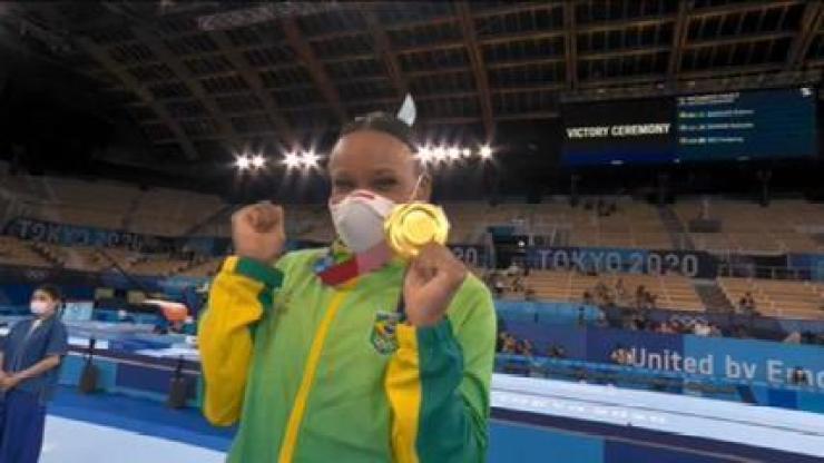 VÍDEO: Rebeca recebe a medalha de ouro