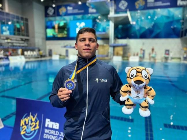 Kawan Pereira com o ouro no Mundial júnior — Foto: Divulgação