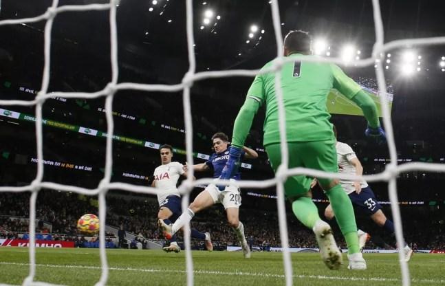 Daniel James mostra oportunismo e abre o placar para o Leeds diante do Tottenham — Foto: REUTERS
