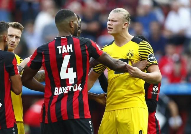 Haaland discute com Tah durante Dortmund x Leverkusen — Foto: REUTERS