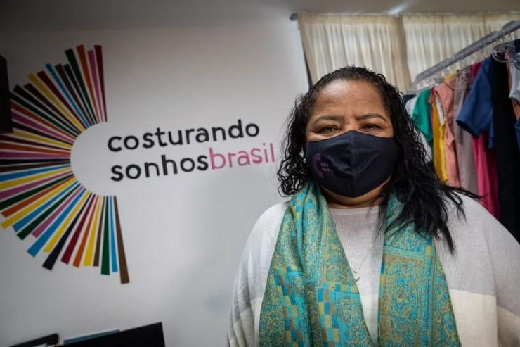 Maria Nildes é uma das idealizadoras do projeto Costurando Sonhos, que surgiu em 2017 para levar autonomia financeira às mulheres de Paraisópolis — Foto: Fábio Tito/G1