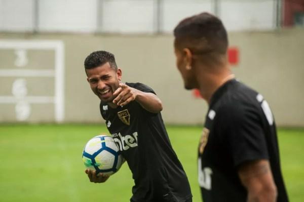 Rojas brinca com Everton no treino do São Paulo (Foto: MAURíCIO RUMMENS/FOTOARENA/ESTADÃO CONTEÚDO)