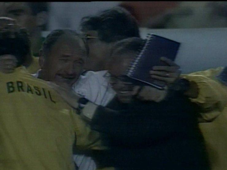 Em 2001, Brasil vence o Paraguai por 2 a 0 e se aproxima de vaga na Copa do Mundo