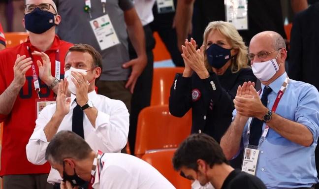 Emmanuel Macron, presidente da França, e Jill Biden, primeira-dama dos EUA, aplaudem aos times dos dois países de basquete feminino 3x3 nas Olimpíadas de Tóquio, no sábado (24) — Foto: Andrew Boyers/Reuters