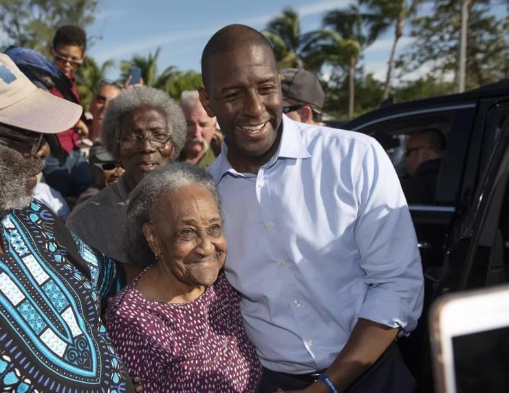Andrew Gillum, candidato a governador da Flórida, faz campanha em Key West — Foto: Rob O'Neal/The Key West Citizen via AP