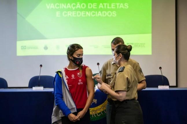A nadadora Larissa Oliveira é imunizada no Rio — Foto:  Miriam Jeske/COB