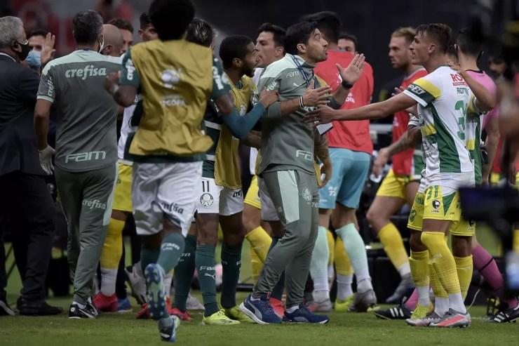 Abel Ferreira no meio de confusão entre jogadores de Palmeiras e Defensa y Justicia — Foto: Staff Images/Conmebol