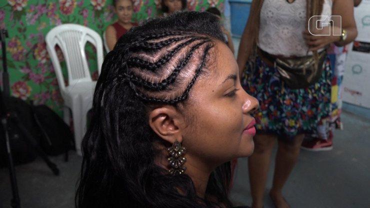 Tranças melhoram a autoestima e ajudam a 'desenrolar' a vida de mulheres sem renda no Rio