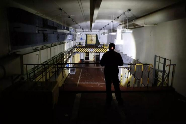 Um húngaro entusiasta de história militar observa um bunker para guardar armas nucleares na 'Pequena Moscou'. Não há registros sobre se de fato armamento atômico foi armazenado ali — Foto: Darko Vojinovic/AP