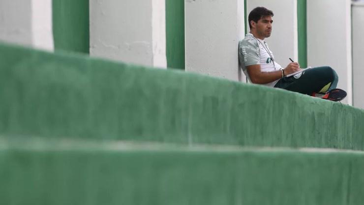 Abel Ferreira fazendo anotações em seu caderno durante o treino — Foto: Cesar Greco\Palmeiras