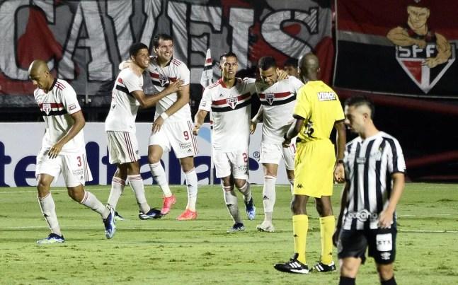 São Paulo jogou sem patrocinador contra o Santos — Foto: Marcos Ribolli