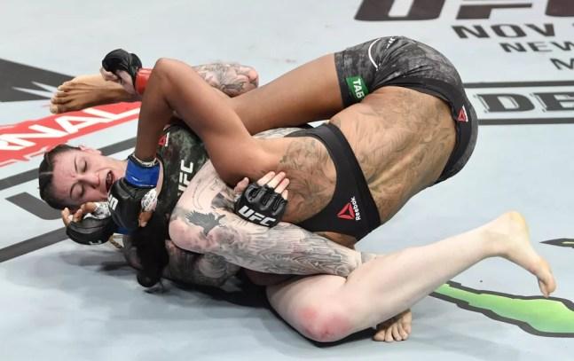 Megan Anderson finalizou Zarah Fairn dos Santos no UFC 243, em 2019 — Foto: Getty Images