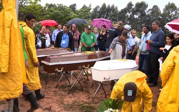 Corpos de três pessoas da mesma família que se acidentou em MG são sepultados em Campinas. — Foto: Jefferson Barbosa/EPTV