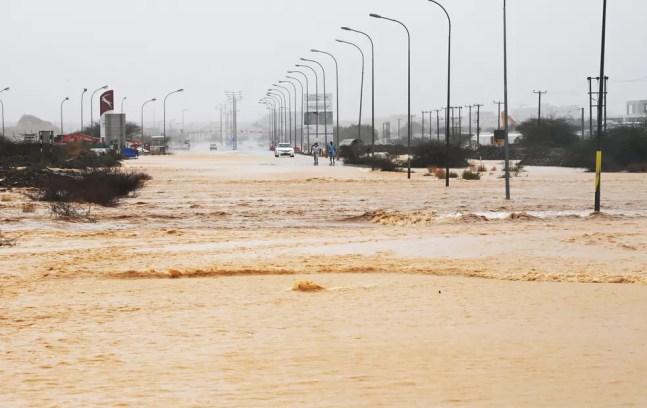Ruas alagadas em Mascate, capital de Omã, após a chegada do ciclone tropical Shaheen ao país em 3 de outubro de 2021 — Foto: Sultan Al Hassani/Reuters 