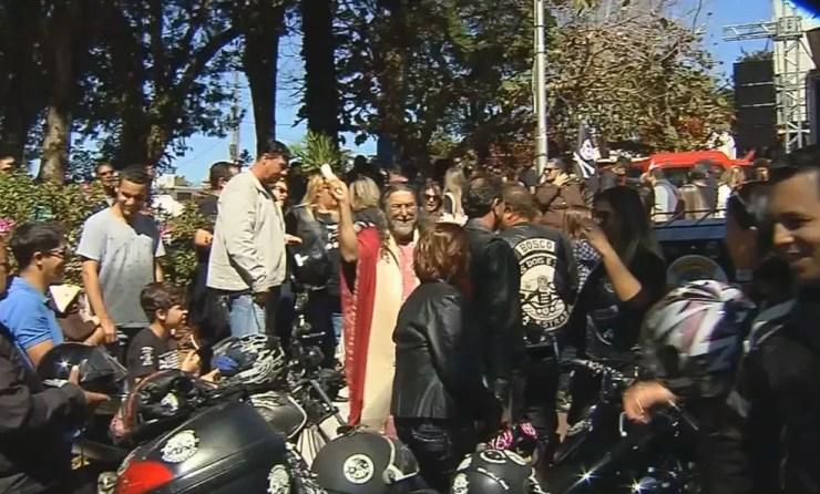 Padre abençoou os motociclistas após a missa no distrito de Aparecida (Foto: Reprodução/ TV TEM )