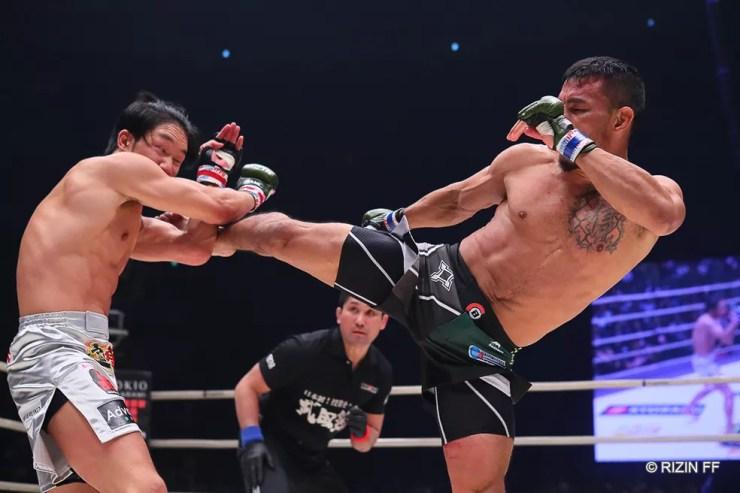 O brasileiro durante combate com Mikura Asakura no Japão — Foto: Rizin FF/Divulgação