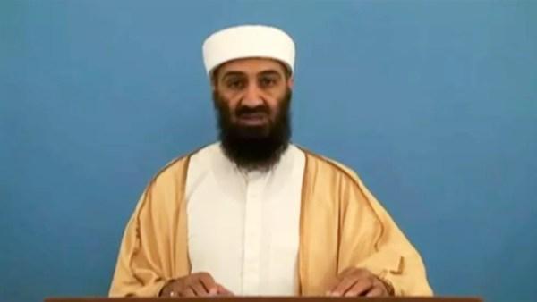 Osama Bin Laden em frame de vídeo divulgado em maio de 2015. O material estava com documentos apreendidos pela inteligência americana no esconderijo de Bin Laden em 2011, quando o ex-líder terrorista foi morto (Foto: Reprodução/via AFP)
