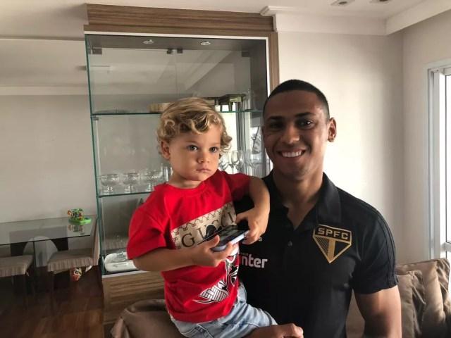 Bruno Alves, do São Paulo, com o filho Henry — Foto: Marcelo Hazan