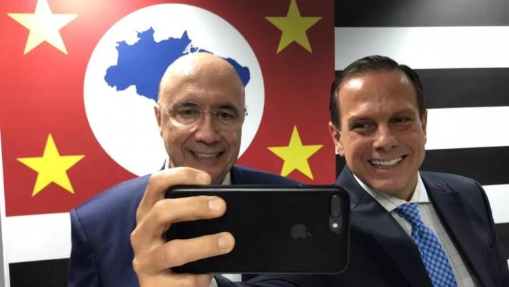 Meirelles e Doria tiram selfie no anúncio do ex-ministro para a Secretaria da Fazenda — Foto: Divulgação