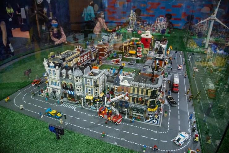 'Cidade Moderna', obra da mostra 'Volta ao Mundo' feita com cerca de 120 mil peças de Lego — Foto: Fábio Tito/G1