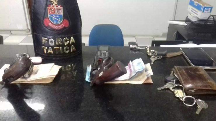 Armas foram apreendidas com suspeitos de roubar caminhão e fazer caseiro refém (Foto: Polícia Militar/Divulgação)
