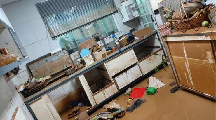 Cozinha de uma das casas atingidas pela enchente na Vilinha ficou submersa em água e lama — Foto: Divulgação/Arquivo pessoal