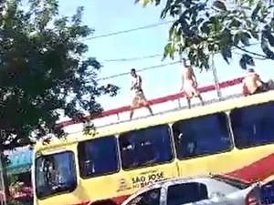 Três homens em cima de ônibus circular em Rio Preto (Foto: Reprodução/ TV TEM)