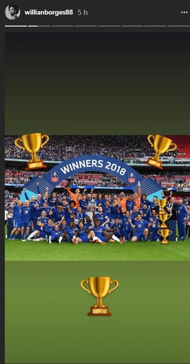 Emojis de troféus cobriram Conte da foto da comemoração da FA Cup (Foto: Reprodução/Instagram)