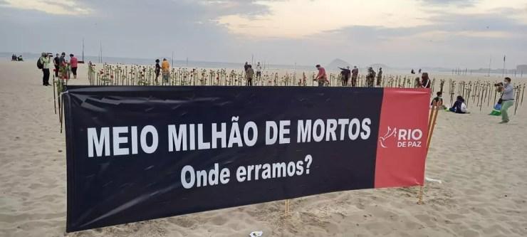 Faixa do Rio de Paz questiona onde o Brasil errou no combate ao coronavírus — Foto: Reprodução
