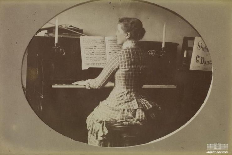 Princesa Isabel tocando piano, s.d. Arquivo Nacional. Fundo Família Vieira Tosta. BR_RJANRIO_RI_0_FOT_12