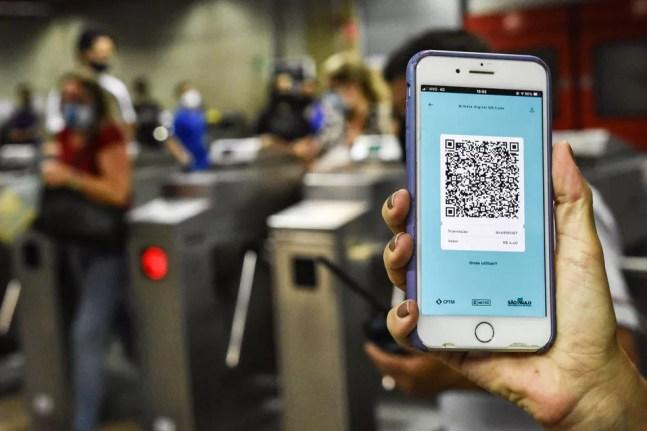 Pessoa segura celular com o aplicativo TOP, novo Bilhete Digital QR Code para embarque nas estações da CPTM e do Metrô de São Paulo. — Foto: Roberto Casimiro/Estadão Conteúdo