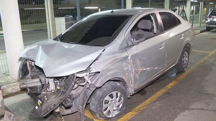 Veículo fica destruído após bater em poste durante fuga da polícia na Zona Leste de SP — Foto: Reprodução TV Globo
