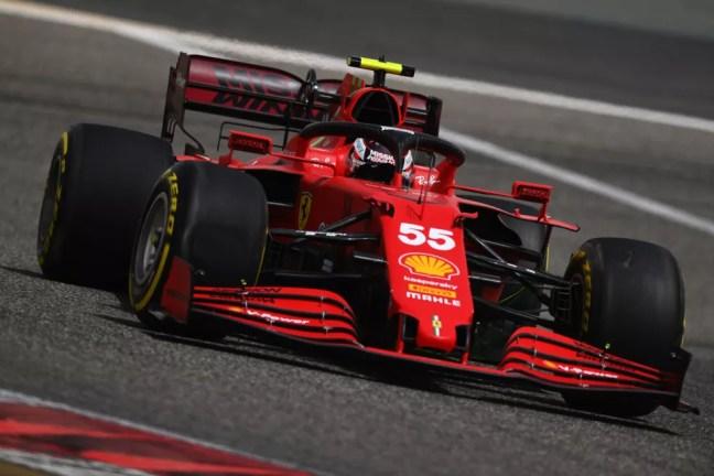Carlos Sainz dirige Ferrari na pré-temporada da F1, no Bahrein — Foto: Clive Mason/Getty Images)