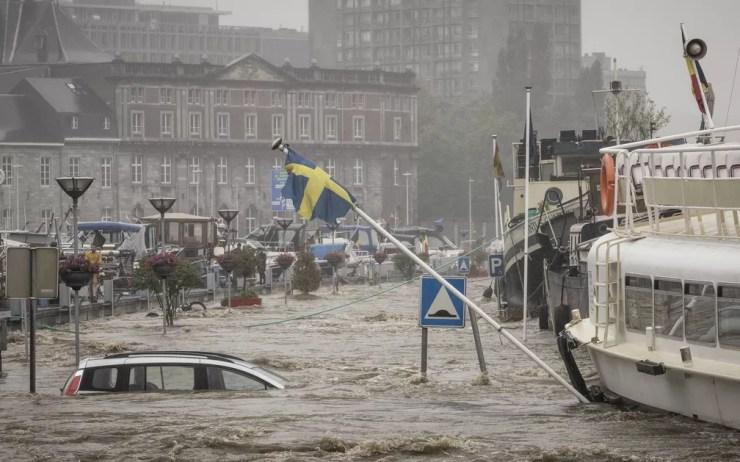 Carro flutua no rio Mosa durante forte enchente em Liège, na Bélgica, em 15 de julho de 2021 — Foto: Valentin Bianchi/AP