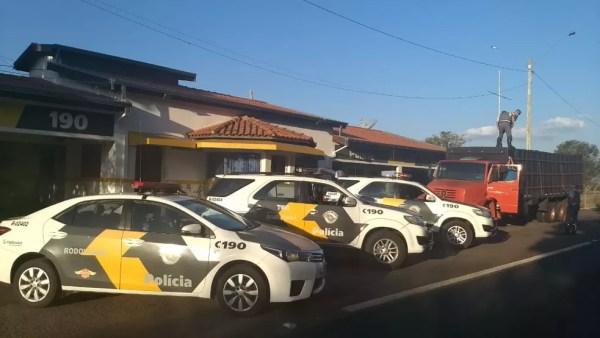 Polícia Rodoviária abordou caminhão e encontrou tabletes de maconha escondidos no fundo falso do veículo em Andradina (SP) (Foto: Polícia Rodoviária/Divulgação)