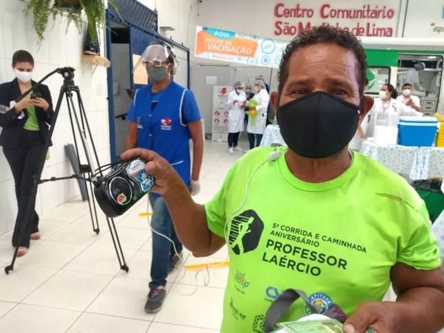 José Alves, de 61 anos, soube da vacinação pelo seu radinho de pilha e correu para o núcleo São Martinho — Foto: Paula Paiva Paulo/G1