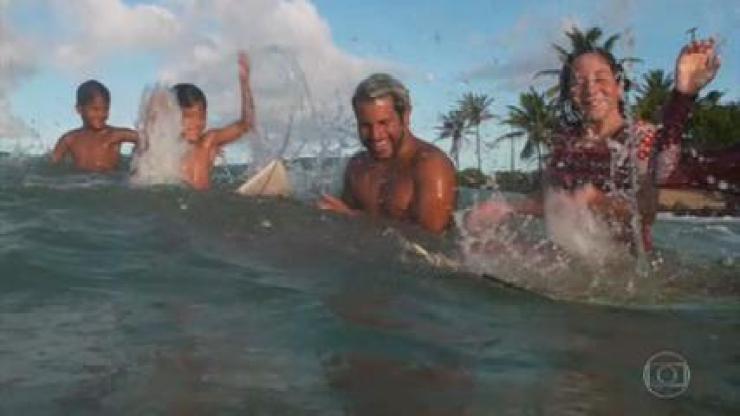 Em Baía Formosa, campeão mundial de surfe divide ondas com surfistas iniciantes