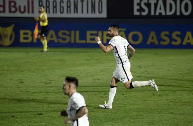 Renato Augusto, do Corinthians, comemora o gol anotado contra o Bragantino — Foto: Marcos Ribolli