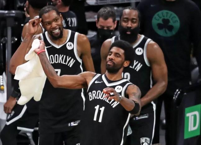 Durant, Harden e Irving defendem os Nets — Foto: Jim Davis/The Boston Globe via Getty Images