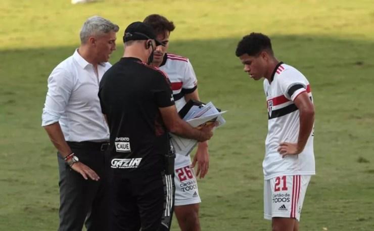 Crespo, técnico do São Paulo, passa instruções para Igor Gomes e Gabriel Sara — Foto: Rubens Chiri
