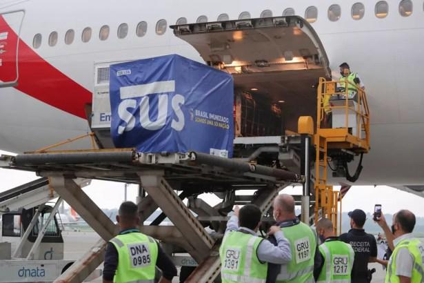2 milhões de doses da vacina de Oxford desembarcaram no aeroporto de Guarulhos, em SP, nesta sexta-feira (22). — Foto: REUTERS/Amanda Perobelli