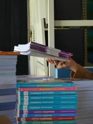 Livros serão entregues a alunos após páginas serem retiradas (Foto: Jonatas Boni/ G1)