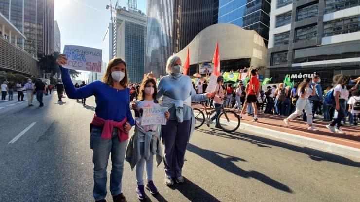 Mulheres e criança carregando cartazes de protesto em ato contra o presidente Bolsonaro, neste sábado (24) — Foto: Marina Pinhoni/G1 SP