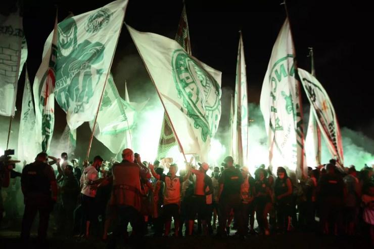 Torcida do Palmeiras fez festa antes do embarque para o Mundial — Foto: Marcos Ribolli