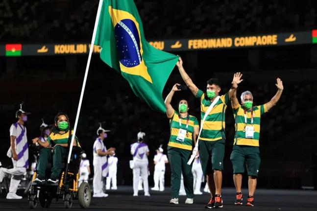 Evelyn Oliveira e Petrúcio Ferreira carregam a bandeira do Brasil na abertura das Paralimpíadas — Foto: Buda Mendes/Getty Images
