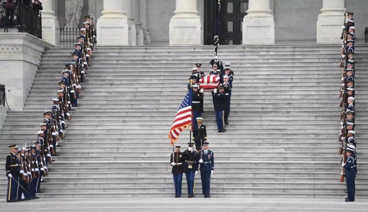 Caixão do ex-presidente dos Estados Unidos George H.W. Bush deixa o Capitólio, em Washington, nesta quarta-feira (5)  — Foto: Saul Loeb / AFP