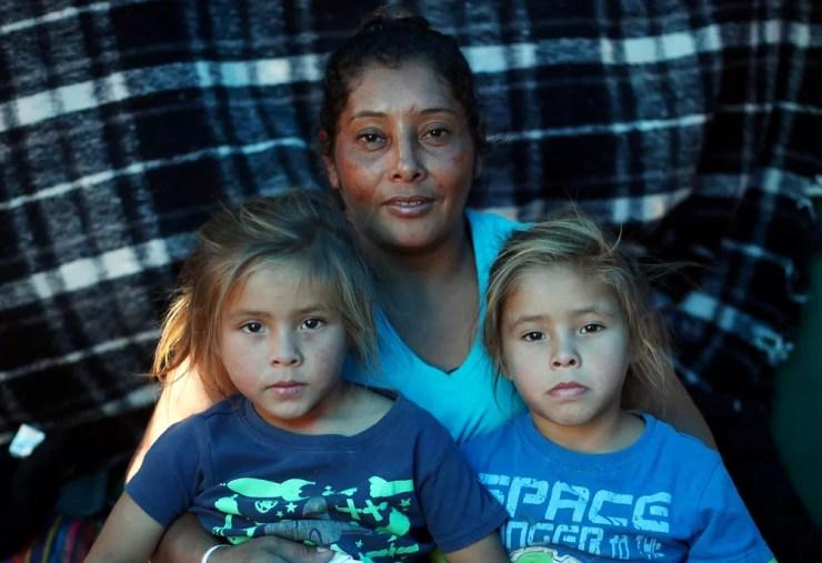 Hondurenha Maria Meza com as filhas gêmeas de 5 anos que aparecem em foto fugindo de gás lacrimogêneo na fronteira do México com os EUA — Foto: Hannah McKay/Reuters