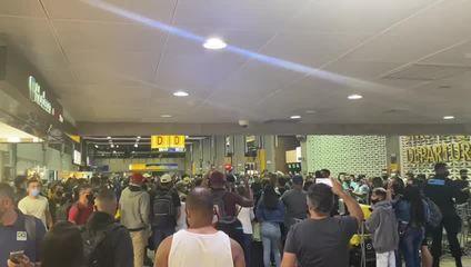Passageiros da Ita protestam em Guarulhos após voos serem cancelados