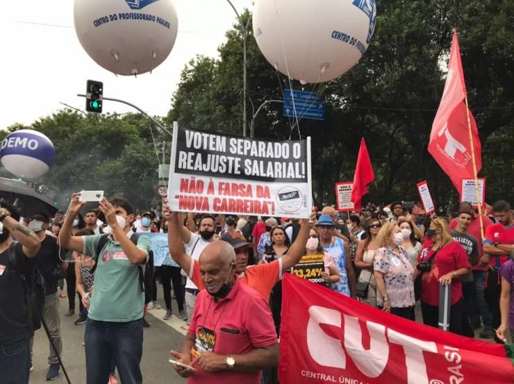 Servidores exibem faixas contra o PLC 03/2022, que está na pauta de votação da Alesp. — Foto: Abraão Cruz/TV Globo